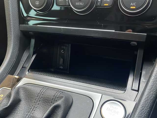 フォルクスワーゲン ゴルフ TSI ハイライン 秋田県 2017(平29)年 10.3万km クールホワイト 純正ナビ/　CD　SD再生　Bluetooth/バックカメラ/衝突軽減装置/BSM/レーダークルーズ/ETC/ドラレコ/アイドリングストップ/オートエアコン/オートライト/革巻きステアリング/電動パーキングブレーキ/オールオートウィンドウ