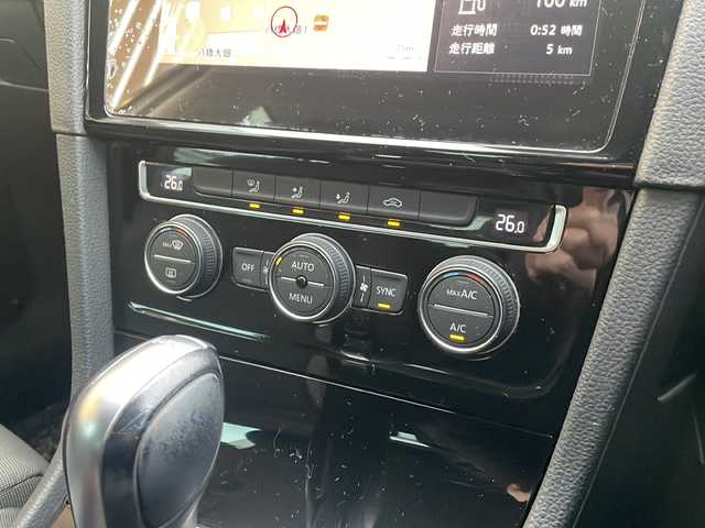 フォルクスワーゲン ゴルフ TSI ハイライン 秋田県 2017(平29)年 10.3万km クールホワイト 純正ナビ/　CD　SD再生　Bluetooth/バックカメラ/衝突軽減装置/BSM/レーダークルーズ/ETC/ドラレコ/アイドリングストップ/オートエアコン/オートライト/革巻きステアリング/電動パーキングブレーキ/オールオートウィンドウ