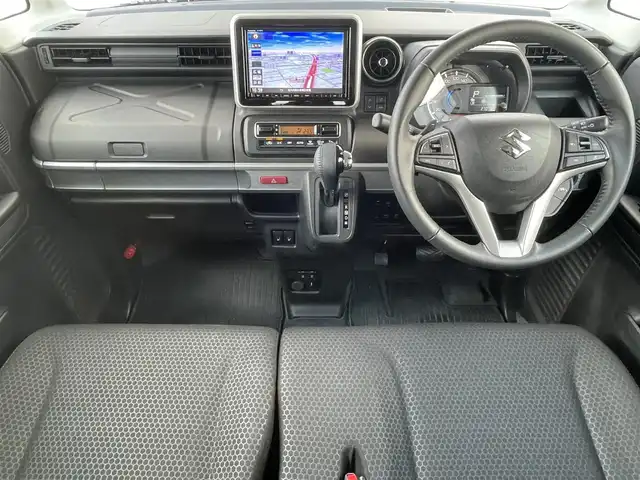 スズキ スペーシア ギア HYBRID XZターボ 福岡県 2023(令5)年 2.7万km シフォンアイボリーM Panasonic製8インチメモリナビ【CN-RZ876】/　（AM/FM/CD/DVD/Bluetooth/フルセグTV）/バックカメラ/全方位モニター/スズキセーフティサポート/・デュアルカメラブレーキサポート/・誤発進抑制機能/・車線逸脱警報/・車線逸脱抑制機能　　　　　　　　　　　　　　　　/・ふらつき警報/・先行車発進お知らせ機能/・アダプティブクルーズコントロール/・標識認識機能/・後退時ブレーキサポート/・後方誤発進抑制機能/・リアパーキングセンサー/横滑り防止装置/オートライト/アイドリングストップ/パドルシフト/両側パワースライドドア/社外14インチアルミホイール/純正14インチアルミホイール（4本車載スタッドレス）/ヘッドアップディスプレイ/シートヒーター（D/N）/ビルトインETC2.0/ユピテル製前後ドライブレコーダー【Y-410】/後部座席サンシェード/ドリンクホルダー付き折り畳みテーブル/純正フロアマット/ドアバイザー/電源ソケット×1/USB端子×3/ISOFIX/保証書/取扱説明書/ナビ取扱説明書
