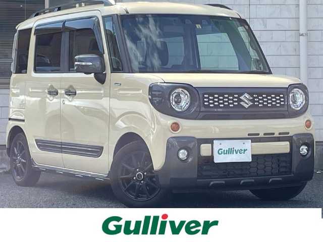 スズキ スペーシア ギア HYBRID XZターボ 福岡県 2023(令5)年 2.7万km シフォンアイボリーM Panasonic製8インチメモリナビ【CN-RZ876】/　（AM/FM/CD/DVD/Bluetooth/フルセグTV）/バックカメラ/全方位モニター/スズキセーフティサポート/・デュアルカメラブレーキサポート/・誤発進抑制機能/・車線逸脱警報/・車線逸脱抑制機能　　　　　　　　　　　　　　　　/・ふらつき警報/・先行車発進お知らせ機能/・アダプティブクルーズコントロール/・標識認識機能/・後退時ブレーキサポート/・後方誤発進抑制機能/・リアパーキングセンサー/横滑り防止装置/オートライト/アイドリングストップ/パドルシフト/両側パワースライドドア/社外14インチアルミホイール/純正14インチアルミホイール（4本車載スタッドレス）/ヘッドアップディスプレイ/シートヒーター（D/N）/ビルトインETC2.0/ユピテル製前後ドライブレコーダー【Y-410】/後部座席サンシェード/ドリンクホルダー付き折り畳みテーブル/純正フロアマット/ドアバイザー/電源ソケット×1/USB端子×3/ISOFIX/保証書/取扱説明書/ナビ取扱説明書