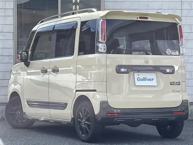 スズキ スペーシア ギア HYBRID XZターボ 福岡県 2023(令5)年 2.7万km シフォンアイボリーM Panasonic製8インチメモリナビ【CN-RZ876】/　（AM/FM/CD/DVD/Bluetooth/フルセグTV）/バックカメラ/全方位モニター/スズキセーフティサポート/・デュアルカメラブレーキサポート/・誤発進抑制機能/・車線逸脱警報/・車線逸脱抑制機能　　　　　　　　　　　　　　　　/・ふらつき警報/・先行車発進お知らせ機能/・アダプティブクルーズコントロール/・標識認識機能/・後退時ブレーキサポート/・後方誤発進抑制機能/・リアパーキングセンサー/横滑り防止装置/オートライト/アイドリングストップ/パドルシフト/両側パワースライドドア/社外14インチアルミホイール/純正14インチアルミホイール（4本車載スタッドレス）/ヘッドアップディスプレイ/シートヒーター（D/N）/ビルトインETC2.0/ユピテル製前後ドライブレコーダー【Y-410】/後部座席サンシェード/ドリンクホルダー付き折り畳みテーブル/純正フロアマット/ドアバイザー/電源ソケット×1/USB端子×3/ISOFIX/保証書/取扱説明書/ナビ取扱説明書