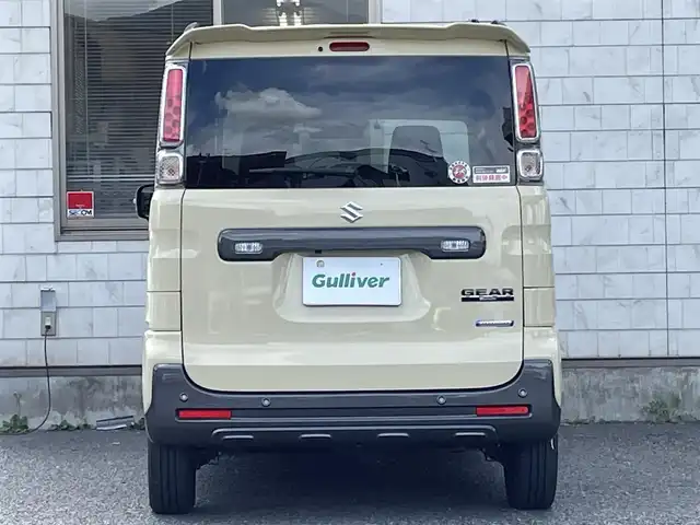 スズキ スペーシア ギア HYBRID XZターボ 福岡県 2023(令5)年 2.7万km シフォンアイボリーM Panasonic製8インチメモリナビ【CN-RZ876】/　（AM/FM/CD/DVD/Bluetooth/フルセグTV）/バックカメラ/全方位モニター/スズキセーフティサポート/・デュアルカメラブレーキサポート/・誤発進抑制機能/・車線逸脱警報/・車線逸脱抑制機能　　　　　　　　　　　　　　　　/・ふらつき警報/・先行車発進お知らせ機能/・アダプティブクルーズコントロール/・標識認識機能/・後退時ブレーキサポート/・後方誤発進抑制機能/・リアパーキングセンサー/横滑り防止装置/オートライト/アイドリングストップ/パドルシフト/両側パワースライドドア/社外14インチアルミホイール/純正14インチアルミホイール（4本車載スタッドレス）/ヘッドアップディスプレイ/シートヒーター（D/N）/ビルトインETC2.0/ユピテル製前後ドライブレコーダー【Y-410】/後部座席サンシェード/ドリンクホルダー付き折り畳みテーブル/純正フロアマット/ドアバイザー/電源ソケット×1/USB端子×3/ISOFIX/保証書/取扱説明書/ナビ取扱説明書