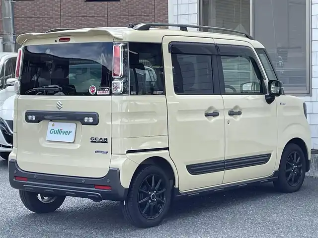スズキ スペーシア ギア HYBRID XZターボ 福岡県 2023(令5)年 2.7万km シフォンアイボリーM Panasonic製8インチメモリナビ【CN-RZ876】/　（AM/FM/CD/DVD/Bluetooth/フルセグTV）/バックカメラ/全方位モニター/スズキセーフティサポート/・デュアルカメラブレーキサポート/・誤発進抑制機能/・車線逸脱警報/・車線逸脱抑制機能　　　　　　　　　　　　　　　　/・ふらつき警報/・先行車発進お知らせ機能/・アダプティブクルーズコントロール/・標識認識機能/・後退時ブレーキサポート/・後方誤発進抑制機能/・リアパーキングセンサー/横滑り防止装置/オートライト/アイドリングストップ/パドルシフト/両側パワースライドドア/社外14インチアルミホイール/純正14インチアルミホイール（4本車載スタッドレス）/ヘッドアップディスプレイ/シートヒーター（D/N）/ビルトインETC2.0/ユピテル製前後ドライブレコーダー【Y-410】/後部座席サンシェード/ドリンクホルダー付き折り畳みテーブル/純正フロアマット/ドアバイザー/電源ソケット×1/USB端子×3/ISOFIX/保証書/取扱説明書/ナビ取扱説明書