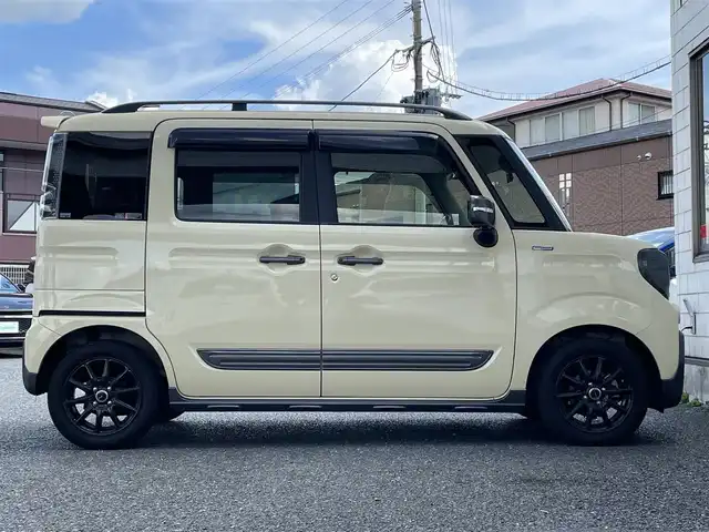 スズキ スペーシア ギア HYBRID XZターボ 福岡県 2023(令5)年 2.7万km シフォンアイボリーM Panasonic製8インチメモリナビ【CN-RZ876】/　（AM/FM/CD/DVD/Bluetooth/フルセグTV）/バックカメラ/全方位モニター/スズキセーフティサポート/・デュアルカメラブレーキサポート/・誤発進抑制機能/・車線逸脱警報/・車線逸脱抑制機能　　　　　　　　　　　　　　　　/・ふらつき警報/・先行車発進お知らせ機能/・アダプティブクルーズコントロール/・標識認識機能/・後退時ブレーキサポート/・後方誤発進抑制機能/・リアパーキングセンサー/横滑り防止装置/オートライト/アイドリングストップ/パドルシフト/両側パワースライドドア/社外14インチアルミホイール/純正14インチアルミホイール（4本車載スタッドレス）/ヘッドアップディスプレイ/シートヒーター（D/N）/ビルトインETC2.0/ユピテル製前後ドライブレコーダー【Y-410】/後部座席サンシェード/ドリンクホルダー付き折り畳みテーブル/純正フロアマット/ドアバイザー/電源ソケット×1/USB端子×3/ISOFIX/保証書/取扱説明書/ナビ取扱説明書