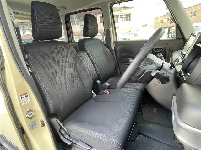 スズキ スペーシア ギア HYBRID XZターボ 福岡県 2023(令5)年 2.7万km シフォンアイボリーM Panasonic製8インチメモリナビ【CN-RZ876】/　（AM/FM/CD/DVD/Bluetooth/フルセグTV）/バックカメラ/全方位モニター/スズキセーフティサポート/・デュアルカメラブレーキサポート/・誤発進抑制機能/・車線逸脱警報/・車線逸脱抑制機能　　　　　　　　　　　　　　　　/・ふらつき警報/・先行車発進お知らせ機能/・アダプティブクルーズコントロール/・標識認識機能/・後退時ブレーキサポート/・後方誤発進抑制機能/・リアパーキングセンサー/横滑り防止装置/オートライト/アイドリングストップ/パドルシフト/両側パワースライドドア/社外14インチアルミホイール/純正14インチアルミホイール（4本車載スタッドレス）/ヘッドアップディスプレイ/シートヒーター（D/N）/ビルトインETC2.0/ユピテル製前後ドライブレコーダー【Y-410】/後部座席サンシェード/ドリンクホルダー付き折り畳みテーブル/純正フロアマット/ドアバイザー/電源ソケット×1/USB端子×3/ISOFIX/保証書/取扱説明書/ナビ取扱説明書