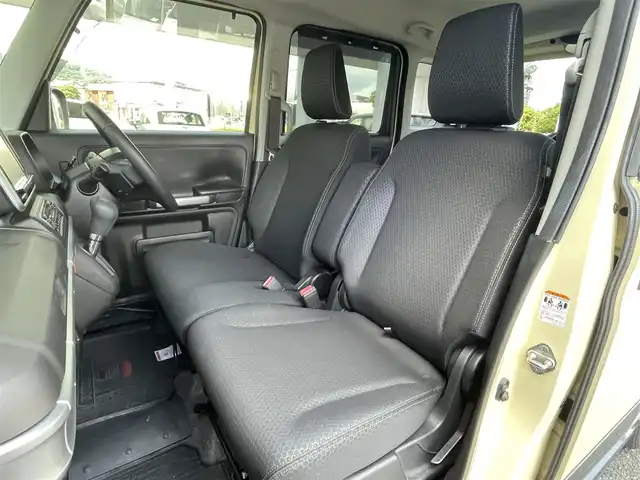 スズキ スペーシア ギア HYBRID XZターボ 福岡県 2023(令5)年 2.7万km シフォンアイボリーM Panasonic製8インチメモリナビ【CN-RZ876】/　（AM/FM/CD/DVD/Bluetooth/フルセグTV）/バックカメラ/全方位モニター/スズキセーフティサポート/・デュアルカメラブレーキサポート/・誤発進抑制機能/・車線逸脱警報/・車線逸脱抑制機能　　　　　　　　　　　　　　　　/・ふらつき警報/・先行車発進お知らせ機能/・アダプティブクルーズコントロール/・標識認識機能/・後退時ブレーキサポート/・後方誤発進抑制機能/・リアパーキングセンサー/横滑り防止装置/オートライト/アイドリングストップ/パドルシフト/両側パワースライドドア/社外14インチアルミホイール/純正14インチアルミホイール（4本車載スタッドレス）/ヘッドアップディスプレイ/シートヒーター（D/N）/ビルトインETC2.0/ユピテル製前後ドライブレコーダー【Y-410】/後部座席サンシェード/ドリンクホルダー付き折り畳みテーブル/純正フロアマット/ドアバイザー/電源ソケット×1/USB端子×3/ISOFIX/保証書/取扱説明書/ナビ取扱説明書