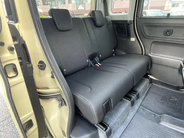 スズキ スペーシア ギア HYBRID XZターボ 福岡県 2023(令5)年 2.7万km シフォンアイボリーM Panasonic製8インチメモリナビ【CN-RZ876】/　（AM/FM/CD/DVD/Bluetooth/フルセグTV）/バックカメラ/全方位モニター/スズキセーフティサポート/・デュアルカメラブレーキサポート/・誤発進抑制機能/・車線逸脱警報/・車線逸脱抑制機能　　　　　　　　　　　　　　　　/・ふらつき警報/・先行車発進お知らせ機能/・アダプティブクルーズコントロール/・標識認識機能/・後退時ブレーキサポート/・後方誤発進抑制機能/・リアパーキングセンサー/横滑り防止装置/オートライト/アイドリングストップ/パドルシフト/両側パワースライドドア/社外14インチアルミホイール/純正14インチアルミホイール（4本車載スタッドレス）/ヘッドアップディスプレイ/シートヒーター（D/N）/ビルトインETC2.0/ユピテル製前後ドライブレコーダー【Y-410】/後部座席サンシェード/ドリンクホルダー付き折り畳みテーブル/純正フロアマット/ドアバイザー/電源ソケット×1/USB端子×3/ISOFIX/保証書/取扱説明書/ナビ取扱説明書