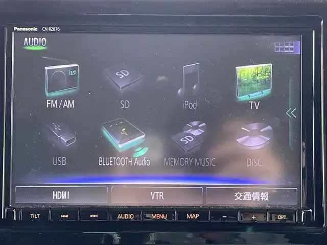 スズキ スペーシア ギア HYBRID XZターボ 福岡県 2023(令5)年 2.7万km シフォンアイボリーM Panasonic製8インチメモリナビ【CN-RZ876】/　（AM/FM/CD/DVD/Bluetooth/フルセグTV）/バックカメラ/全方位モニター/スズキセーフティサポート/・デュアルカメラブレーキサポート/・誤発進抑制機能/・車線逸脱警報/・車線逸脱抑制機能　　　　　　　　　　　　　　　　/・ふらつき警報/・先行車発進お知らせ機能/・アダプティブクルーズコントロール/・標識認識機能/・後退時ブレーキサポート/・後方誤発進抑制機能/・リアパーキングセンサー/横滑り防止装置/オートライト/アイドリングストップ/パドルシフト/両側パワースライドドア/社外14インチアルミホイール/純正14インチアルミホイール（4本車載スタッドレス）/ヘッドアップディスプレイ/シートヒーター（D/N）/ビルトインETC2.0/ユピテル製前後ドライブレコーダー【Y-410】/後部座席サンシェード/ドリンクホルダー付き折り畳みテーブル/純正フロアマット/ドアバイザー/電源ソケット×1/USB端子×3/ISOFIX/保証書/取扱説明書/ナビ取扱説明書
