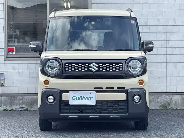 スズキ スペーシア ギア HYBRID XZターボ 福岡県 2023(令5)年 2.7万km シフォンアイボリーM Panasonic製8インチメモリナビ【CN-RZ876】/　（AM/FM/CD/DVD/Bluetooth/フルセグTV）/バックカメラ/全方位モニター/スズキセーフティサポート/・デュアルカメラブレーキサポート/・誤発進抑制機能/・車線逸脱警報/・車線逸脱抑制機能　　　　　　　　　　　　　　　　/・ふらつき警報/・先行車発進お知らせ機能/・アダプティブクルーズコントロール/・標識認識機能/・後退時ブレーキサポート/・後方誤発進抑制機能/・リアパーキングセンサー/横滑り防止装置/オートライト/アイドリングストップ/パドルシフト/両側パワースライドドア/社外14インチアルミホイール/純正14インチアルミホイール（4本車載スタッドレス）/ヘッドアップディスプレイ/シートヒーター（D/N）/ビルトインETC2.0/ユピテル製前後ドライブレコーダー【Y-410】/後部座席サンシェード/ドリンクホルダー付き折り畳みテーブル/純正フロアマット/ドアバイザー/電源ソケット×1/USB端子×3/ISOFIX/保証書/取扱説明書/ナビ取扱説明書