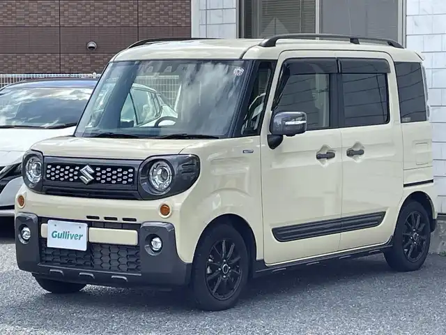 スズキ スペーシア ギア HYBRID XZターボ 福岡県 2023(令5)年 2.7万km シフォンアイボリーM Panasonic製8インチメモリナビ【CN-RZ876】/　（AM/FM/CD/DVD/Bluetooth/フルセグTV）/バックカメラ/全方位モニター/スズキセーフティサポート/・デュアルカメラブレーキサポート/・誤発進抑制機能/・車線逸脱警報/・車線逸脱抑制機能　　　　　　　　　　　　　　　　/・ふらつき警報/・先行車発進お知らせ機能/・アダプティブクルーズコントロール/・標識認識機能/・後退時ブレーキサポート/・後方誤発進抑制機能/・リアパーキングセンサー/横滑り防止装置/オートライト/アイドリングストップ/パドルシフト/両側パワースライドドア/社外14インチアルミホイール/純正14インチアルミホイール（4本車載スタッドレス）/ヘッドアップディスプレイ/シートヒーター（D/N）/ビルトインETC2.0/ユピテル製前後ドライブレコーダー【Y-410】/後部座席サンシェード/ドリンクホルダー付き折り畳みテーブル/純正フロアマット/ドアバイザー/電源ソケット×1/USB端子×3/ISOFIX/保証書/取扱説明書/ナビ取扱説明書