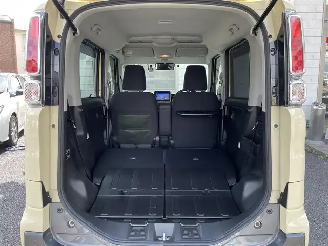 スズキ スペーシア ギア HYBRID XZターボ 福岡県 2023(令5)年 2.7万km シフォンアイボリーM Panasonic製8インチメモリナビ【CN-RZ876】/　（AM/FM/CD/DVD/Bluetooth/フルセグTV）/バックカメラ/全方位モニター/スズキセーフティサポート/・デュアルカメラブレーキサポート/・誤発進抑制機能/・車線逸脱警報/・車線逸脱抑制機能　　　　　　　　　　　　　　　　/・ふらつき警報/・先行車発進お知らせ機能/・アダプティブクルーズコントロール/・標識認識機能/・後退時ブレーキサポート/・後方誤発進抑制機能/・リアパーキングセンサー/横滑り防止装置/オートライト/アイドリングストップ/パドルシフト/両側パワースライドドア/社外14インチアルミホイール/純正14インチアルミホイール（4本車載スタッドレス）/ヘッドアップディスプレイ/シートヒーター（D/N）/ビルトインETC2.0/ユピテル製前後ドライブレコーダー【Y-410】/後部座席サンシェード/ドリンクホルダー付き折り畳みテーブル/純正フロアマット/ドアバイザー/電源ソケット×1/USB端子×3/ISOFIX/保証書/取扱説明書/ナビ取扱説明書