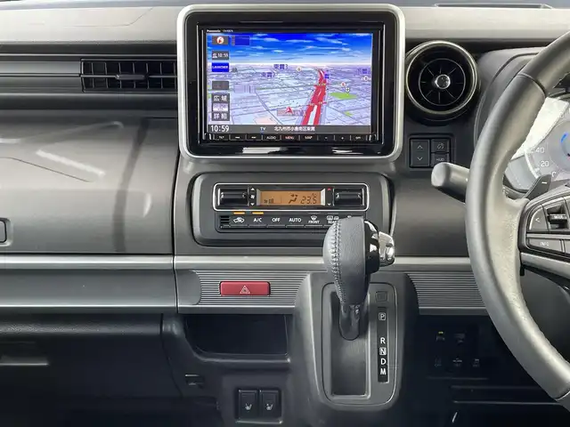 スズキ スペーシア ギア HYBRID XZターボ 福岡県 2023(令5)年 2.7万km シフォンアイボリーM Panasonic製8インチメモリナビ【CN-RZ876】/　（AM/FM/CD/DVD/Bluetooth/フルセグTV）/バックカメラ/全方位モニター/スズキセーフティサポート/・デュアルカメラブレーキサポート/・誤発進抑制機能/・車線逸脱警報/・車線逸脱抑制機能　　　　　　　　　　　　　　　　/・ふらつき警報/・先行車発進お知らせ機能/・アダプティブクルーズコントロール/・標識認識機能/・後退時ブレーキサポート/・後方誤発進抑制機能/・リアパーキングセンサー/横滑り防止装置/オートライト/アイドリングストップ/パドルシフト/両側パワースライドドア/社外14インチアルミホイール/純正14インチアルミホイール（4本車載スタッドレス）/ヘッドアップディスプレイ/シートヒーター（D/N）/ビルトインETC2.0/ユピテル製前後ドライブレコーダー【Y-410】/後部座席サンシェード/ドリンクホルダー付き折り畳みテーブル/純正フロアマット/ドアバイザー/電源ソケット×1/USB端子×3/ISOFIX/保証書/取扱説明書/ナビ取扱説明書