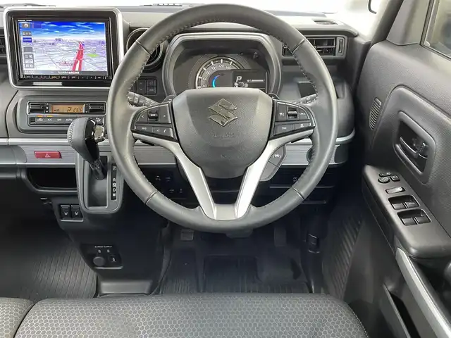 スズキ スペーシア ギア HYBRID XZターボ 福岡県 2023(令5)年 2.7万km シフォンアイボリーM Panasonic製8インチメモリナビ【CN-RZ876】/　（AM/FM/CD/DVD/Bluetooth/フルセグTV）/バックカメラ/全方位モニター/スズキセーフティサポート/・デュアルカメラブレーキサポート/・誤発進抑制機能/・車線逸脱警報/・車線逸脱抑制機能　　　　　　　　　　　　　　　　/・ふらつき警報/・先行車発進お知らせ機能/・アダプティブクルーズコントロール/・標識認識機能/・後退時ブレーキサポート/・後方誤発進抑制機能/・リアパーキングセンサー/横滑り防止装置/オートライト/アイドリングストップ/パドルシフト/両側パワースライドドア/社外14インチアルミホイール/純正14インチアルミホイール（4本車載スタッドレス）/ヘッドアップディスプレイ/シートヒーター（D/N）/ビルトインETC2.0/ユピテル製前後ドライブレコーダー【Y-410】/後部座席サンシェード/ドリンクホルダー付き折り畳みテーブル/純正フロアマット/ドアバイザー/電源ソケット×1/USB端子×3/ISOFIX/保証書/取扱説明書/ナビ取扱説明書