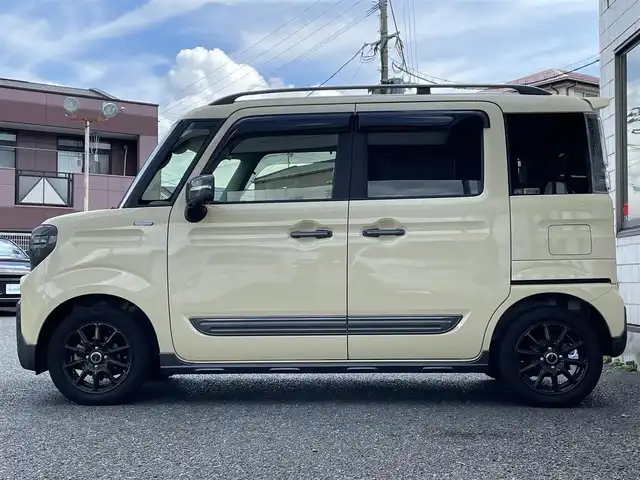 スズキ スペーシア ギア HYBRID XZターボ 福岡県 2023(令5)年 2.7万km シフォンアイボリーM Panasonic製8インチメモリナビ【CN-RZ876】/　（AM/FM/CD/DVD/Bluetooth/フルセグTV）/バックカメラ/全方位モニター/スズキセーフティサポート/・デュアルカメラブレーキサポート/・誤発進抑制機能/・車線逸脱警報/・車線逸脱抑制機能　　　　　　　　　　　　　　　　/・ふらつき警報/・先行車発進お知らせ機能/・アダプティブクルーズコントロール/・標識認識機能/・後退時ブレーキサポート/・後方誤発進抑制機能/・リアパーキングセンサー/横滑り防止装置/オートライト/アイドリングストップ/パドルシフト/両側パワースライドドア/社外14インチアルミホイール/純正14インチアルミホイール（4本車載スタッドレス）/ヘッドアップディスプレイ/シートヒーター（D/N）/ビルトインETC2.0/ユピテル製前後ドライブレコーダー【Y-410】/後部座席サンシェード/ドリンクホルダー付き折り畳みテーブル/純正フロアマット/ドアバイザー/電源ソケット×1/USB端子×3/ISOFIX/保証書/取扱説明書/ナビ取扱説明書
