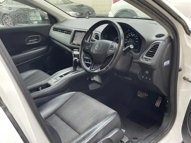 ホンダ ヴェゼル S 静岡県 2014(平26)年 12.6万km ホワイトオーキッドパール 社外8インチナビ/フルセグTV/DVD/CD/SD/MSV/BT/バックカメラ/ハーフレザーシート/前席シートヒーター/クルーズコントロール/ETC/LEDヘッドライト/ステアリングスイッチ/パドルシフト/スマートキー×2/保証書/取扱説明書