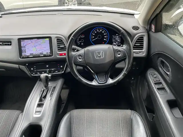 ホンダ ヴェゼル S 静岡県 2014(平26)年 12.6万km ホワイトオーキッドパール 社外8インチナビ/フルセグTV/DVD/CD/SD/MSV/BT/バックカメラ/ハーフレザーシート/前席シートヒーター/クルーズコントロール/ETC/LEDヘッドライト/ステアリングスイッチ/パドルシフト/スマートキー×2/保証書/取扱説明書