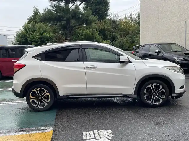 ホンダ ヴェゼル S 静岡県 2014(平26)年 12.6万km ホワイトオーキッドパール 社外8インチナビ/フルセグTV/DVD/CD/SD/MSV/BT/バックカメラ/ハーフレザーシート/前席シートヒーター/クルーズコントロール/ETC/LEDヘッドライト/ステアリングスイッチ/パドルシフト/スマートキー×2/保証書/取扱説明書