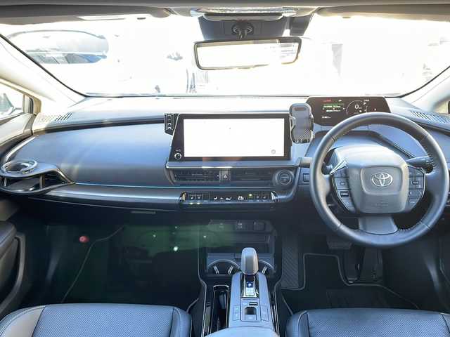 トヨタ プリウス Z 三重県 2023(令5)年 1.6万km グレー メーカーオプション/・パノラマルーフ/・デジタルインナーミラー/・前後ドライブレコーダー/・ディスプレイオーディオプラス/セーフティセンス/・プリクラッシュセーフティ/・緊急時操舵支援/・フロントクロストラフィックアラート/・レーンチェンジアシスト/・レーントレーシングアシスト/・レーンディパーチャーアラート/・レーダークルーズコントロール/・オートマチックハイビーム/・ロードサインアシスト/・プロアクティブドライビングアシスト/・発進遅れ告知機能/ブラインドスポットモニター/トヨタチームメイト/パーキングサポートブレーキ/純正12.3型ディスプレオオーディオプラス/【ナビ/フルセグ/Bluetooth/USB/Miracast】/パノラミックビューモニター/ビルトインETC2.0/おくだけ充電/アクセサリーコンセント/ステアリングヒーター/パワーバックドア/合皮スポーティシート/D/N席シートベンチレーション/D/N席シートヒーター/D席パワーシート/オートライト/LEDヘッドライト/LEDライン発光/LEDアクセサリーランプ/195/50R19インチ純正AW/プッシュスタート/スマートキー