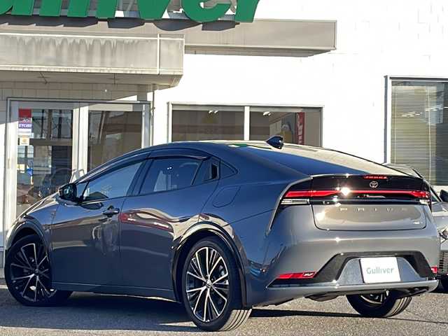 トヨタ プリウス Z 三重県 2023(令5)年 1.6万km グレー メーカーオプション/・パノラマルーフ/・デジタルインナーミラー/・前後ドライブレコーダー/・ディスプレイオーディオプラス/セーフティセンス/・プリクラッシュセーフティ/・緊急時操舵支援/・フロントクロストラフィックアラート/・レーンチェンジアシスト/・レーントレーシングアシスト/・レーンディパーチャーアラート/・レーダークルーズコントロール/・オートマチックハイビーム/・ロードサインアシスト/・プロアクティブドライビングアシスト/・発進遅れ告知機能/ブラインドスポットモニター/トヨタチームメイト/パーキングサポートブレーキ/純正12.3型ディスプレオオーディオプラス/【ナビ/フルセグ/Bluetooth/USB/Miracast】/パノラミックビューモニター/ビルトインETC2.0/おくだけ充電/アクセサリーコンセント/ステアリングヒーター/パワーバックドア/合皮スポーティシート/D/N席シートベンチレーション/D/N席シートヒーター/D席パワーシート/オートライト/LEDヘッドライト/LEDライン発光/LEDアクセサリーランプ/195/50R19インチ純正AW/プッシュスタート/スマートキー
