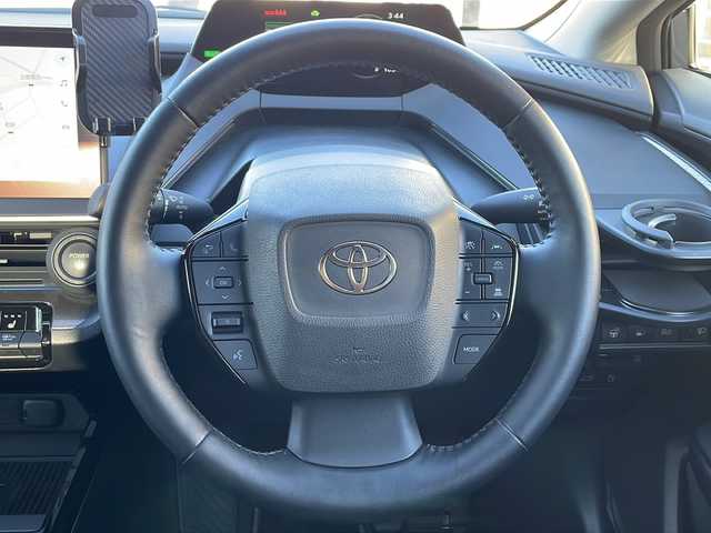 トヨタ プリウス Z 三重県 2023(令5)年 1.6万km グレー メーカーオプション/・パノラマルーフ/・デジタルインナーミラー/・前後ドライブレコーダー/・ディスプレイオーディオプラス/セーフティセンス/・プリクラッシュセーフティ/・緊急時操舵支援/・フロントクロストラフィックアラート/・レーンチェンジアシスト/・レーントレーシングアシスト/・レーンディパーチャーアラート/・レーダークルーズコントロール/・オートマチックハイビーム/・ロードサインアシスト/・プロアクティブドライビングアシスト/・発進遅れ告知機能/ブラインドスポットモニター/トヨタチームメイト/パーキングサポートブレーキ/純正12.3型ディスプレオオーディオプラス/【ナビ/フルセグ/Bluetooth/USB/Miracast】/パノラミックビューモニター/ビルトインETC2.0/おくだけ充電/アクセサリーコンセント/ステアリングヒーター/パワーバックドア/合皮スポーティシート/D/N席シートベンチレーション/D/N席シートヒーター/D席パワーシート/オートライト/LEDヘッドライト/LEDライン発光/LEDアクセサリーランプ/195/50R19インチ純正AW/プッシュスタート/スマートキー