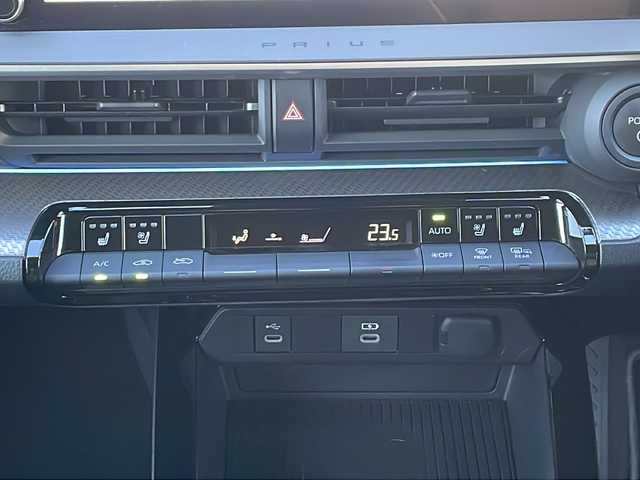 トヨタ プリウス Z 三重県 2023(令5)年 1.6万km グレー メーカーオプション/・パノラマルーフ/・デジタルインナーミラー/・前後ドライブレコーダー/・ディスプレイオーディオプラス/セーフティセンス/・プリクラッシュセーフティ/・緊急時操舵支援/・フロントクロストラフィックアラート/・レーンチェンジアシスト/・レーントレーシングアシスト/・レーンディパーチャーアラート/・レーダークルーズコントロール/・オートマチックハイビーム/・ロードサインアシスト/・プロアクティブドライビングアシスト/・発進遅れ告知機能/ブラインドスポットモニター/トヨタチームメイト/パーキングサポートブレーキ/純正12.3型ディスプレオオーディオプラス/【ナビ/フルセグ/Bluetooth/USB/Miracast】/パノラミックビューモニター/ビルトインETC2.0/おくだけ充電/アクセサリーコンセント/ステアリングヒーター/パワーバックドア/合皮スポーティシート/D/N席シートベンチレーション/D/N席シートヒーター/D席パワーシート/オートライト/LEDヘッドライト/LEDライン発光/LEDアクセサリーランプ/195/50R19インチ純正AW/プッシュスタート/スマートキー