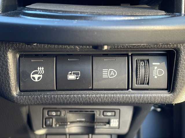 トヨタ プリウス Z 三重県 2023(令5)年 1.6万km グレー メーカーオプション/・パノラマルーフ/・デジタルインナーミラー/・前後ドライブレコーダー/・ディスプレイオーディオプラス/セーフティセンス/・プリクラッシュセーフティ/・緊急時操舵支援/・フロントクロストラフィックアラート/・レーンチェンジアシスト/・レーントレーシングアシスト/・レーンディパーチャーアラート/・レーダークルーズコントロール/・オートマチックハイビーム/・ロードサインアシスト/・プロアクティブドライビングアシスト/・発進遅れ告知機能/ブラインドスポットモニター/トヨタチームメイト/パーキングサポートブレーキ/純正12.3型ディスプレオオーディオプラス/【ナビ/フルセグ/Bluetooth/USB/Miracast】/パノラミックビューモニター/ビルトインETC2.0/おくだけ充電/アクセサリーコンセント/ステアリングヒーター/パワーバックドア/合皮スポーティシート/D/N席シートベンチレーション/D/N席シートヒーター/D席パワーシート/オートライト/LEDヘッドライト/LEDライン発光/LEDアクセサリーランプ/195/50R19インチ純正AW/プッシュスタート/スマートキー