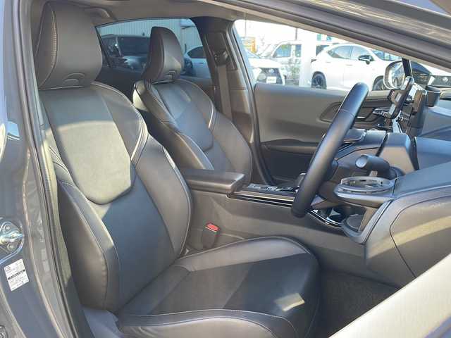 トヨタ プリウス Z 三重県 2023(令5)年 1.6万km グレー メーカーオプション/・パノラマルーフ/・デジタルインナーミラー/・前後ドライブレコーダー/・ディスプレイオーディオプラス/セーフティセンス/・プリクラッシュセーフティ/・緊急時操舵支援/・フロントクロストラフィックアラート/・レーンチェンジアシスト/・レーントレーシングアシスト/・レーンディパーチャーアラート/・レーダークルーズコントロール/・オートマチックハイビーム/・ロードサインアシスト/・プロアクティブドライビングアシスト/・発進遅れ告知機能/ブラインドスポットモニター/トヨタチームメイト/パーキングサポートブレーキ/純正12.3型ディスプレオオーディオプラス/【ナビ/フルセグ/Bluetooth/USB/Miracast】/パノラミックビューモニター/ビルトインETC2.0/おくだけ充電/アクセサリーコンセント/ステアリングヒーター/パワーバックドア/合皮スポーティシート/D/N席シートベンチレーション/D/N席シートヒーター/D席パワーシート/オートライト/LEDヘッドライト/LEDライン発光/LEDアクセサリーランプ/195/50R19インチ純正AW/プッシュスタート/スマートキー