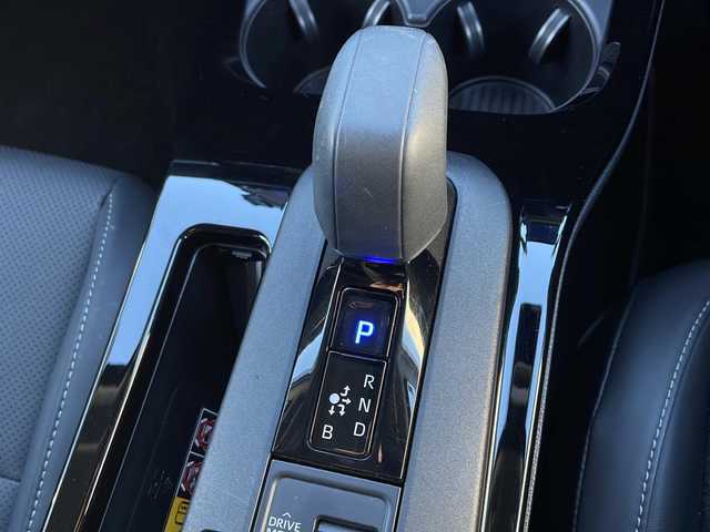 トヨタ プリウス Z 三重県 2023(令5)年 1.6万km グレー メーカーオプション/・パノラマルーフ/・デジタルインナーミラー/・前後ドライブレコーダー/・ディスプレイオーディオプラス/セーフティセンス/・プリクラッシュセーフティ/・緊急時操舵支援/・フロントクロストラフィックアラート/・レーンチェンジアシスト/・レーントレーシングアシスト/・レーンディパーチャーアラート/・レーダークルーズコントロール/・オートマチックハイビーム/・ロードサインアシスト/・プロアクティブドライビングアシスト/・発進遅れ告知機能/ブラインドスポットモニター/トヨタチームメイト/パーキングサポートブレーキ/純正12.3型ディスプレオオーディオプラス/【ナビ/フルセグ/Bluetooth/USB/Miracast】/パノラミックビューモニター/ビルトインETC2.0/おくだけ充電/アクセサリーコンセント/ステアリングヒーター/パワーバックドア/合皮スポーティシート/D/N席シートベンチレーション/D/N席シートヒーター/D席パワーシート/オートライト/LEDヘッドライト/LEDライン発光/LEDアクセサリーランプ/195/50R19インチ純正AW/プッシュスタート/スマートキー