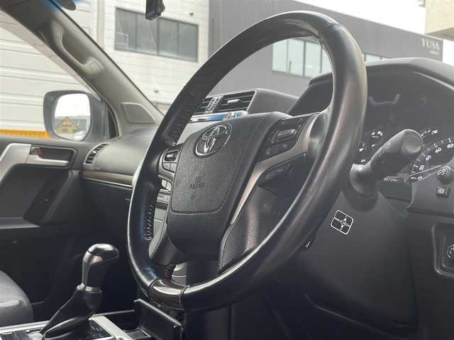 トヨタ ランドクルーザー プラド TX Lパッケージ 宮城県 2018(平30)年 9.1万km ホワイトパールクリスタルシャイン 7人乗り/純正メーカーOPナビ/フルセグTV/Bluetooth/パノラミックビューモニター/純正19インチAW/ETC2.0/D/Nシートヒーター/D/Nクーラーシート/D/Nパワーシート/アダプティブクルーズコントロール/レーンキープアシスト/コーナーセンサー/横すべり防止装置/オートライト/オートハイビーム/センターデフロック/ダウンヒルアシスト/3列目電動格納リアシート/純正マット