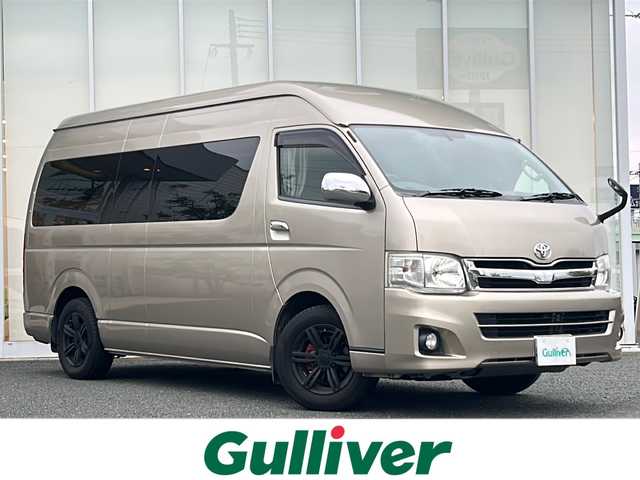 トヨタ ハイエース グランドキャビン 福岡県 2013(平25)年 9万km ゴールドM ・ワンオーナー/・3列目シート付/・Carrozzeriaナビ【AVIC-ZH99】/-BT/フルセグ/CD/DVD/SD/FM/AM/・バックカメラ/・純正フロアマット/・社外アルミ１６インチBADRUCKER】/・社外前ドラレコ[DRV-610】/・オートライト/・スペアタイヤ４本ホイール付き【195/80/15】/・片側パワースライドドア/・ドアバイザー/・電動格納ミラー/・フォグランプ/・リモコンキー