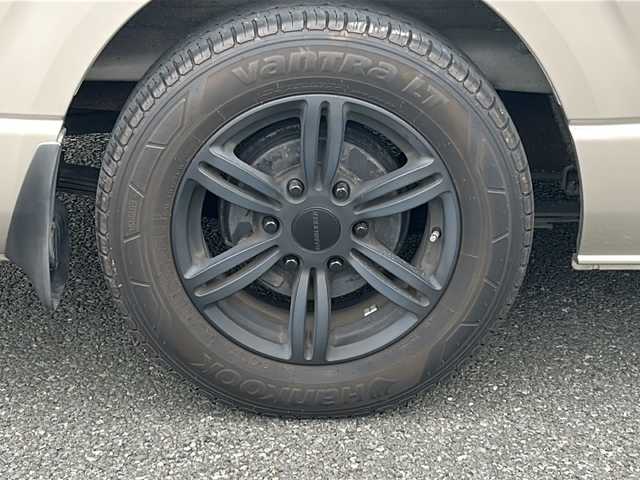 トヨタ ハイエース グランドキャビン 福岡県 2013(平25)年 9万km ゴールドM ・ワンオーナー/・3列目シート付/・Carrozzeriaナビ【AVIC-ZH99】/-BT/フルセグ/CD/DVD/SD/FM/AM/・バックカメラ/・純正フロアマット/・社外アルミ１６インチBADRUCKER】/・社外前ドラレコ[DRV-610】/・オートライト/・スペアタイヤ４本ホイール付き【195/80/15】/・片側パワースライドドア/・ドアバイザー/・電動格納ミラー/・フォグランプ/・リモコンキー