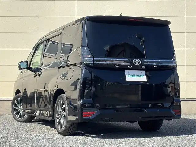 トヨタ ヴォクシー S－Z 茨城県 2022(令4)年 3.8万km アティチュードブラックマイカ 純正ディスプレイオーディオプラス/　（CD/DVD/USB/HDMI/Bluetooth/フルセグ）/バックカメラ/フリップダウンモニター/デジタルミラー型ドライブレコーダー（TZ）/セーフティセンス（衝突回避支援パッケージ）/・プリクラッシュセーフティ/・レーントレーシングアシスト/・レーンディパーチャーアラート/・レーダークルーズコントロール/・オートマチックハイビーム/・ロードサインアシスト/・ドライバー異常時対応システム/・プロアクティブドライビングアシスト/・発進遅れ告知/両側パワースライドドア/ETC2.0/シートヒーター/LEDヘッドライト/パーキングサポートブレーキ/オートライト/W+サイドエアバッグ/純正アルミホイール