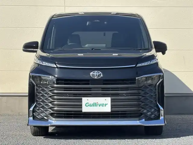 トヨタ ヴォクシー S－Z 茨城県 2022(令4)年 3.8万km アティチュードブラックマイカ 純正ディスプレイオーディオプラス/　（CD/DVD/USB/HDMI/Bluetooth/フルセグ）/バックカメラ/フリップダウンモニター/デジタルミラー型ドライブレコーダー（TZ）/セーフティセンス（衝突回避支援パッケージ）/・プリクラッシュセーフティ/・レーントレーシングアシスト/・レーンディパーチャーアラート/・レーダークルーズコントロール/・オートマチックハイビーム/・ロードサインアシスト/・ドライバー異常時対応システム/・プロアクティブドライビングアシスト/・発進遅れ告知/両側パワースライドドア/ETC2.0/シートヒーター/LEDヘッドライト/パーキングサポートブレーキ/オートライト/W+サイドエアバッグ/純正アルミホイール