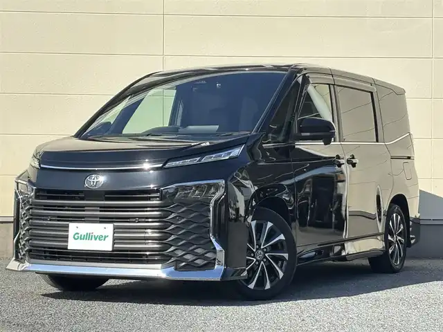 トヨタ ヴォクシー S－Z 茨城県 2022(令4)年 3.8万km アティチュードブラックマイカ 純正ディスプレイオーディオプラス/　（CD/DVD/USB/HDMI/Bluetooth/フルセグ）/バックカメラ/フリップダウンモニター/デジタルミラー型ドライブレコーダー（TZ）/セーフティセンス（衝突回避支援パッケージ）/・プリクラッシュセーフティ/・レーントレーシングアシスト/・レーンディパーチャーアラート/・レーダークルーズコントロール/・オートマチックハイビーム/・ロードサインアシスト/・ドライバー異常時対応システム/・プロアクティブドライビングアシスト/・発進遅れ告知/両側パワースライドドア/ETC2.0/シートヒーター/LEDヘッドライト/パーキングサポートブレーキ/オートライト/W+サイドエアバッグ/純正アルミホイール