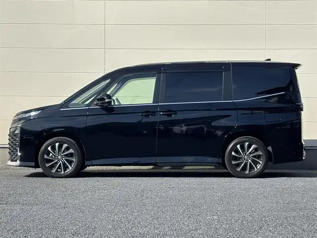 トヨタ ヴォクシー S－Z 茨城県 2022(令4)年 3.8万km アティチュードブラックマイカ 純正ディスプレイオーディオプラス/　（CD/DVD/USB/HDMI/Bluetooth/フルセグ）/バックカメラ/フリップダウンモニター/デジタルミラー型ドライブレコーダー（TZ）/セーフティセンス（衝突回避支援パッケージ）/・プリクラッシュセーフティ/・レーントレーシングアシスト/・レーンディパーチャーアラート/・レーダークルーズコントロール/・オートマチックハイビーム/・ロードサインアシスト/・ドライバー異常時対応システム/・プロアクティブドライビングアシスト/・発進遅れ告知/両側パワースライドドア/ETC2.0/シートヒーター/LEDヘッドライト/パーキングサポートブレーキ/オートライト/W+サイドエアバッグ/純正アルミホイール