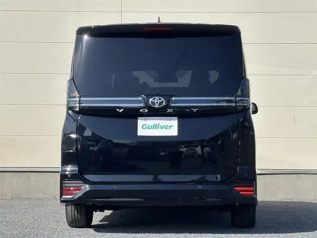 トヨタ ヴォクシー S－Z 茨城県 2022(令4)年 3.8万km アティチュードブラックマイカ 純正ディスプレイオーディオプラス/　（CD/DVD/USB/HDMI/Bluetooth/フルセグ）/バックカメラ/フリップダウンモニター/デジタルミラー型ドライブレコーダー（TZ）/セーフティセンス（衝突回避支援パッケージ）/・プリクラッシュセーフティ/・レーントレーシングアシスト/・レーンディパーチャーアラート/・レーダークルーズコントロール/・オートマチックハイビーム/・ロードサインアシスト/・ドライバー異常時対応システム/・プロアクティブドライビングアシスト/・発進遅れ告知/両側パワースライドドア/ETC2.0/シートヒーター/LEDヘッドライト/パーキングサポートブレーキ/オートライト/W+サイドエアバッグ/純正アルミホイール