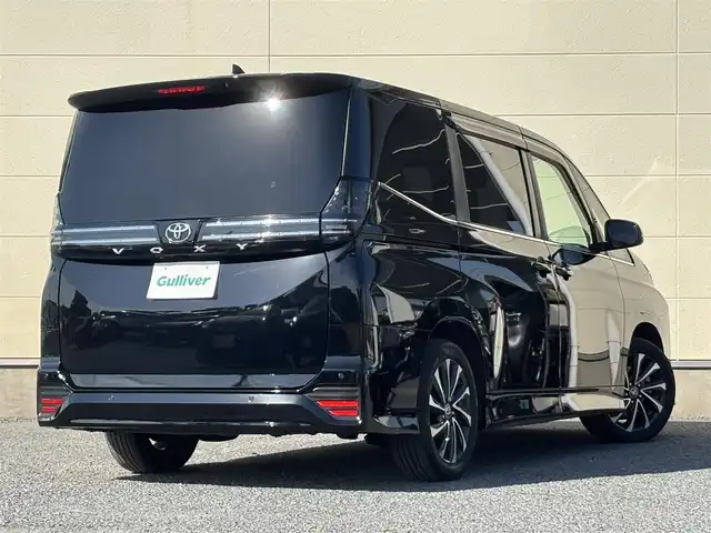 トヨタ ヴォクシー S－Z 茨城県 2022(令4)年 3.8万km アティチュードブラックマイカ 純正ディスプレイオーディオプラス/　（CD/DVD/USB/HDMI/Bluetooth/フルセグ）/バックカメラ/フリップダウンモニター/デジタルミラー型ドライブレコーダー（TZ）/セーフティセンス（衝突回避支援パッケージ）/・プリクラッシュセーフティ/・レーントレーシングアシスト/・レーンディパーチャーアラート/・レーダークルーズコントロール/・オートマチックハイビーム/・ロードサインアシスト/・ドライバー異常時対応システム/・プロアクティブドライビングアシスト/・発進遅れ告知/両側パワースライドドア/ETC2.0/シートヒーター/LEDヘッドライト/パーキングサポートブレーキ/オートライト/W+サイドエアバッグ/純正アルミホイール