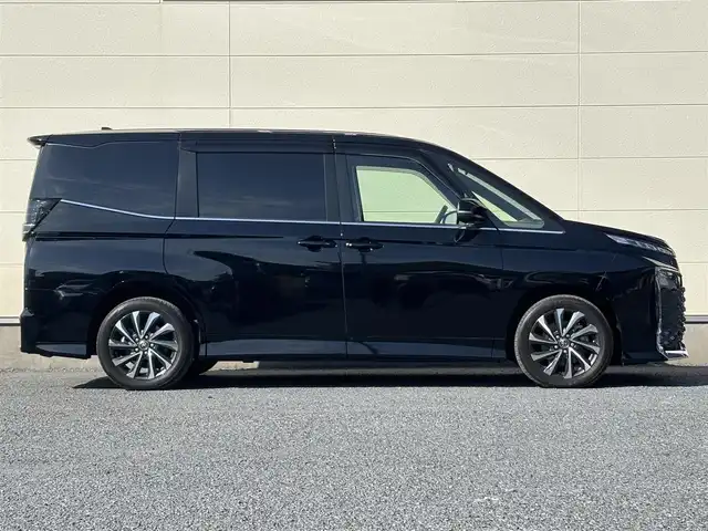 トヨタ ヴォクシー S－Z 茨城県 2022(令4)年 3.8万km アティチュードブラックマイカ 純正ディスプレイオーディオプラス/　（CD/DVD/USB/HDMI/Bluetooth/フルセグ）/バックカメラ/フリップダウンモニター/デジタルミラー型ドライブレコーダー（TZ）/セーフティセンス（衝突回避支援パッケージ）/・プリクラッシュセーフティ/・レーントレーシングアシスト/・レーンディパーチャーアラート/・レーダークルーズコントロール/・オートマチックハイビーム/・ロードサインアシスト/・ドライバー異常時対応システム/・プロアクティブドライビングアシスト/・発進遅れ告知/両側パワースライドドア/ETC2.0/シートヒーター/LEDヘッドライト/パーキングサポートブレーキ/オートライト/W+サイドエアバッグ/純正アルミホイール