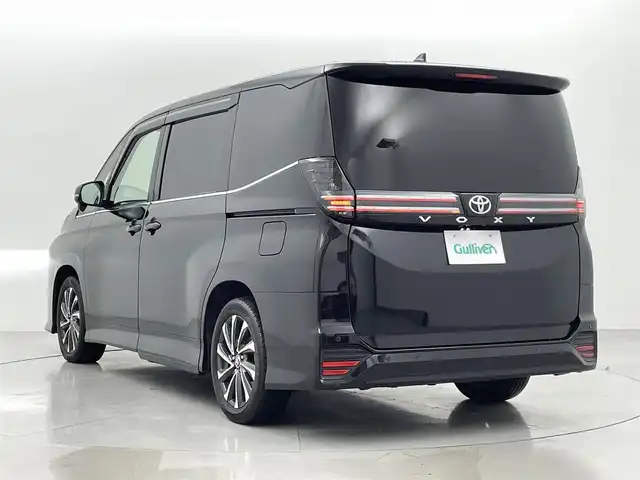 トヨタ ヴォクシー S－Z 熊本県 2022(令4)年 3.8万km アティチュードブラックマイカ 純正ナビ/　（HDMI・Bluetooth・フルセグ）/バックカメラ/純正フリップダウンモニター/デジタルミラー型ドライブレコーダー/トヨタセーフティセンス/・プリクラッシュセーフティ/・レーントレーシングアシスト/・レーンディパーチャーアラート/・レーダークルーズコントロール/・オートマチックハイビー/・駐車時支援パーキングサポートシステム/・ロードサインアシスト/・先行車発進お知らせ機能/横滑り防止/両側パワースライドドア/ビルトインETC2.0/前席シートヒーター/電動パーキングブレーキ/ブレーキホールド/オートライト/LEDヘッドライト/ハーフレザーシート/社外フロアマット/純正17インチAW/スマートキー/プッシュスタート/スペアキー1本/保証書/取扱説明書