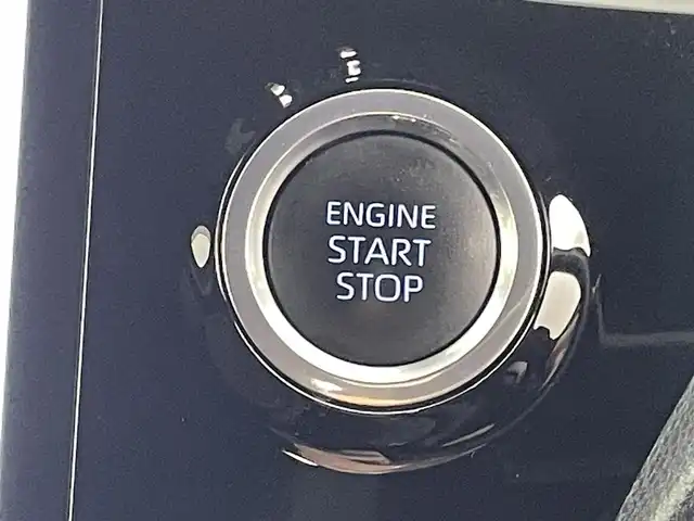 トヨタ ヴォクシー S－Z 熊本県 2022(令4)年 3.8万km アティチュードブラックマイカ 純正ナビ/　（HDMI・Bluetooth・フルセグ）/バックカメラ/純正フリップダウンモニター/デジタルミラー型ドライブレコーダー/トヨタセーフティセンス/・プリクラッシュセーフティ/・レーントレーシングアシスト/・レーンディパーチャーアラート/・レーダークルーズコントロール/・オートマチックハイビー/・駐車時支援パーキングサポートシステム/・ロードサインアシスト/・先行車発進お知らせ機能/横滑り防止/両側パワースライドドア/ビルトインETC2.0/前席シートヒーター/電動パーキングブレーキ/ブレーキホールド/オートライト/LEDヘッドライト/ハーフレザーシート/社外フロアマット/純正17インチAW/スマートキー/プッシュスタート/スペアキー1本/保証書/取扱説明書