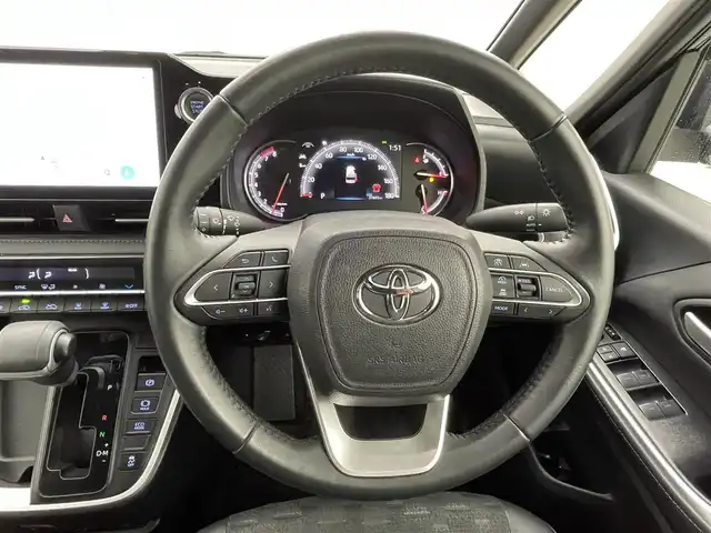 トヨタ ヴォクシー S－Z 熊本県 2022(令4)年 3.8万km アティチュードブラックマイカ 純正ナビ/　（HDMI・Bluetooth・フルセグ）/バックカメラ/純正フリップダウンモニター/デジタルミラー型ドライブレコーダー/トヨタセーフティセンス/・プリクラッシュセーフティ/・レーントレーシングアシスト/・レーンディパーチャーアラート/・レーダークルーズコントロール/・オートマチックハイビー/・駐車時支援パーキングサポートシステム/・ロードサインアシスト/・先行車発進お知らせ機能/横滑り防止/両側パワースライドドア/ビルトインETC2.0/前席シートヒーター/電動パーキングブレーキ/ブレーキホールド/オートライト/LEDヘッドライト/ハーフレザーシート/社外フロアマット/純正17インチAW/スマートキー/プッシュスタート/スペアキー1本/保証書/取扱説明書