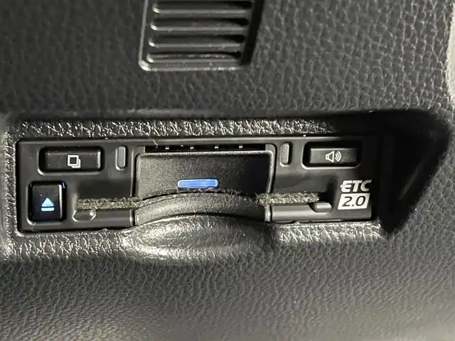 トヨタ ヴォクシー S－Z 熊本県 2022(令4)年 3.8万km アティチュードブラックマイカ 純正ナビ/　（HDMI・Bluetooth・フルセグ）/バックカメラ/純正フリップダウンモニター/デジタルミラー型ドライブレコーダー/トヨタセーフティセンス/・プリクラッシュセーフティ/・レーントレーシングアシスト/・レーンディパーチャーアラート/・レーダークルーズコントロール/・オートマチックハイビー/・駐車時支援パーキングサポートシステム/・ロードサインアシスト/・先行車発進お知らせ機能/横滑り防止/両側パワースライドドア/ビルトインETC2.0/前席シートヒーター/電動パーキングブレーキ/ブレーキホールド/オートライト/LEDヘッドライト/ハーフレザーシート/社外フロアマット/純正17インチAW/スマートキー/プッシュスタート/スペアキー1本/保証書/取扱説明書