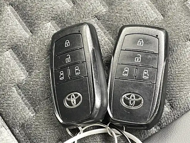 トヨタ ヴォクシー S－Z 熊本県 2022(令4)年 3.8万km アティチュードブラックマイカ 純正ナビ/　（HDMI・Bluetooth・フルセグ）/バックカメラ/純正フリップダウンモニター/デジタルミラー型ドライブレコーダー/トヨタセーフティセンス/・プリクラッシュセーフティ/・レーントレーシングアシスト/・レーンディパーチャーアラート/・レーダークルーズコントロール/・オートマチックハイビー/・駐車時支援パーキングサポートシステム/・ロードサインアシスト/・先行車発進お知らせ機能/横滑り防止/両側パワースライドドア/ビルトインETC2.0/前席シートヒーター/電動パーキングブレーキ/ブレーキホールド/オートライト/LEDヘッドライト/ハーフレザーシート/社外フロアマット/純正17インチAW/スマートキー/プッシュスタート/スペアキー1本/保証書/取扱説明書