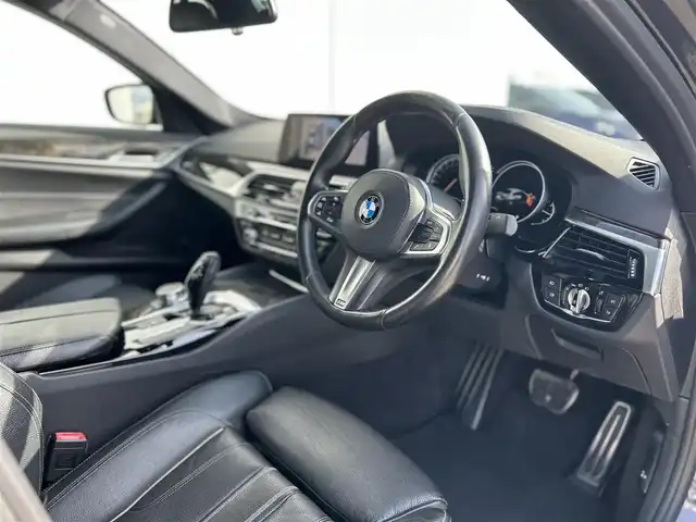 ＢＭＷ ５２３ｄ Mスポーツ 東京都 2017(平29)年 5.5万km グレー 純正ナビ/フルセグTV/　/CD/DVD/BT/USB/全方位カメラ/ミラー1体型ETC/黒レザーシート/シートヒーター/スマトーキー/パドルシフト/ACC/インテリジェントセーフティ/社外ドラレコ