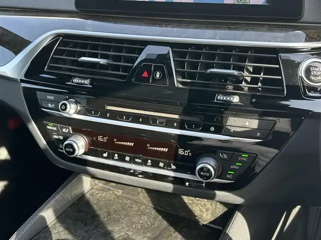 ＢＭＷ ５２３ｄ Mスポーツ 東京都 2017(平29)年 5.5万km グレー 純正ナビ/フルセグTV/　/CD/DVD/BT/USB/全方位カメラ/ミラー1体型ETC/黒レザーシート/シートヒーター/スマトーキー/パドルシフト/ACC/インテリジェントセーフティ/社外ドラレコ