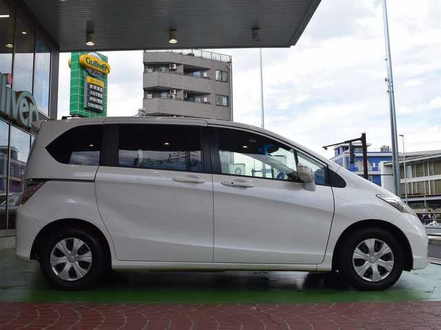 ホンダ フリード G ジャストセレクション 神奈川県 2013(平25)年 7.4万km ホワイトオーキッドパール ワンオーナー/フロントコーナーセンサー/片側パワースライドドア/ステアリングリモコン/スペアキー有/純正SDナビ/バックカメラ/Bluetooth/DVD/CD/6人乗り/２列目ウォークスルー/純正フロアマット/ETC/ECONモード/禁煙車/電動格納ミラー