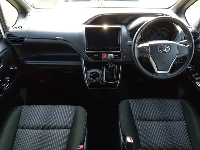 トヨタ ヴォクシー ZS 煌Ⅱ 福井県 2020(令2)年 5.3万km ホワイトパールクリスタルシャイン 純正9インチナビ（NSZT-Y68T）/・（フルセグTV/CD/DVD/Bluetooth）/純正12.1インチフリップダウンモニター（V12T-R68C）/バックカメラ/両側パワースライドドア/Toyota Safety Sense/先行車発進告知/パーキングサポートブレーキ/クリアランスソナー/レーンキープアシスト/クルーズコントロール/ビルトインETC/前後ドライブレコーダー/オートLEDヘッドライト/オートマチックハイビーム/電動格納ウィンカーミラー/純正16インチAW/スマートキー