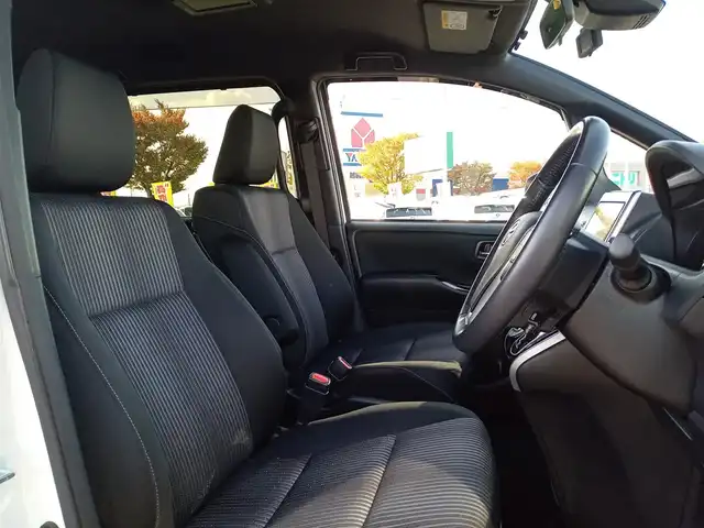 トヨタ ヴォクシー ZS 煌Ⅱ 福井県 2020(令2)年 5.3万km ホワイトパールクリスタルシャイン 純正9インチナビ（NSZT-Y68T）/・（フルセグTV/CD/DVD/Bluetooth）/純正12.1インチフリップダウンモニター（V12T-R68C）/バックカメラ/両側パワースライドドア/Toyota Safety Sense/先行車発進告知/パーキングサポートブレーキ/クリアランスソナー/レーンキープアシスト/クルーズコントロール/ビルトインETC/前後ドライブレコーダー/オートLEDヘッドライト/オートマチックハイビーム/電動格納ウィンカーミラー/純正16インチAW/スマートキー