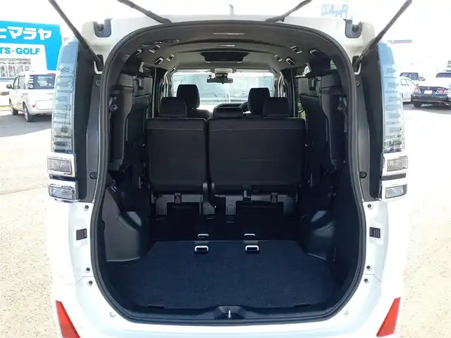 トヨタ ヴォクシー ZS 煌Ⅱ 福井県 2020(令2)年 5.3万km ホワイトパールクリスタルシャイン 純正9インチナビ（NSZT-Y68T）/・（フルセグTV/CD/DVD/Bluetooth）/純正12.1インチフリップダウンモニター（V12T-R68C）/バックカメラ/両側パワースライドドア/Toyota Safety Sense/先行車発進告知/パーキングサポートブレーキ/クリアランスソナー/レーンキープアシスト/クルーズコントロール/ビルトインETC/前後ドライブレコーダー/オートLEDヘッドライト/オートマチックハイビーム/電動格納ウィンカーミラー/純正16インチAW/スマートキー