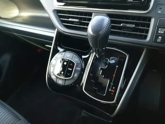 トヨタ ヴォクシー ZS 煌Ⅱ 福井県 2020(令2)年 5.3万km ホワイトパールクリスタルシャイン 純正9インチナビ（NSZT-Y68T）/・（フルセグTV/CD/DVD/Bluetooth）/純正12.1インチフリップダウンモニター（V12T-R68C）/バックカメラ/両側パワースライドドア/Toyota Safety Sense/先行車発進告知/パーキングサポートブレーキ/クリアランスソナー/レーンキープアシスト/クルーズコントロール/ビルトインETC/前後ドライブレコーダー/オートLEDヘッドライト/オートマチックハイビーム/電動格納ウィンカーミラー/純正16インチAW/スマートキー